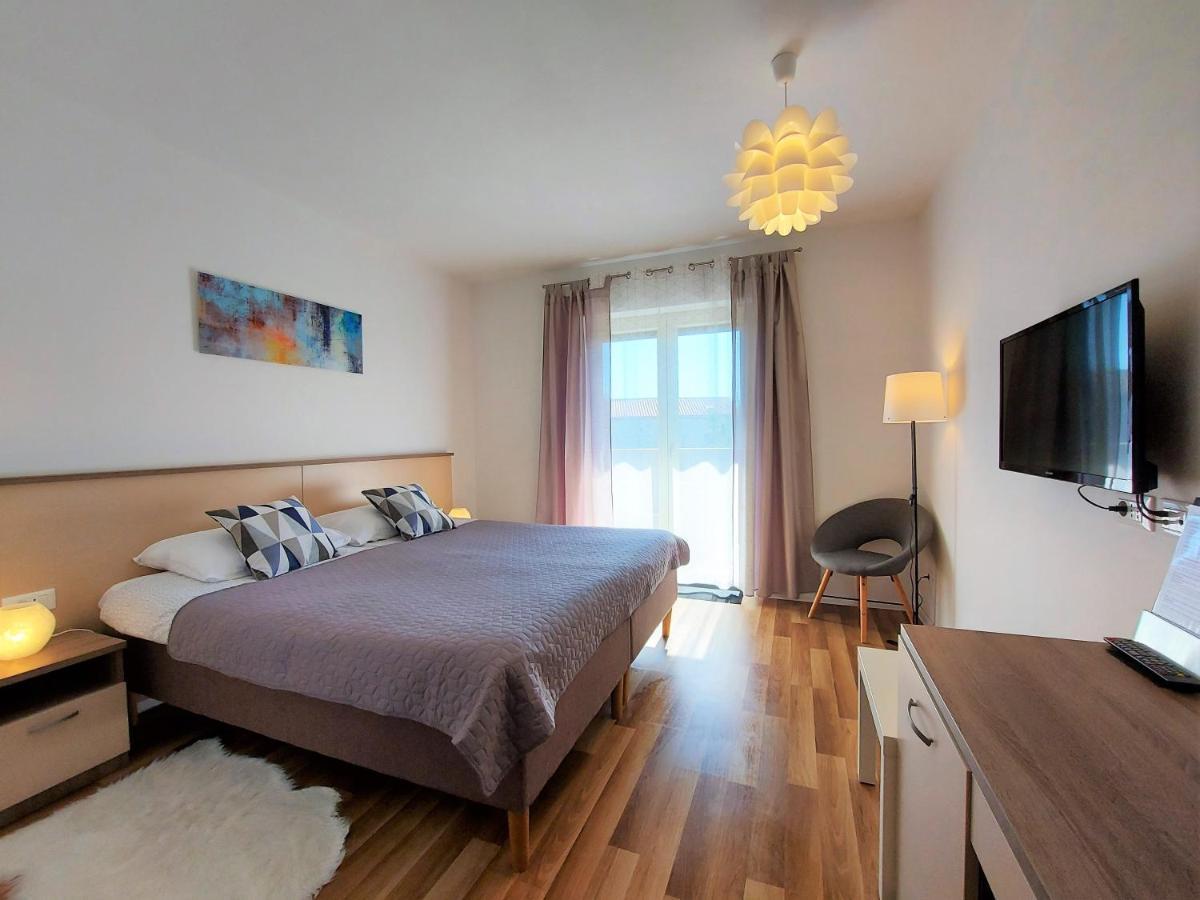 Rooms And Apartments Istrasoley Бале Екстериор снимка