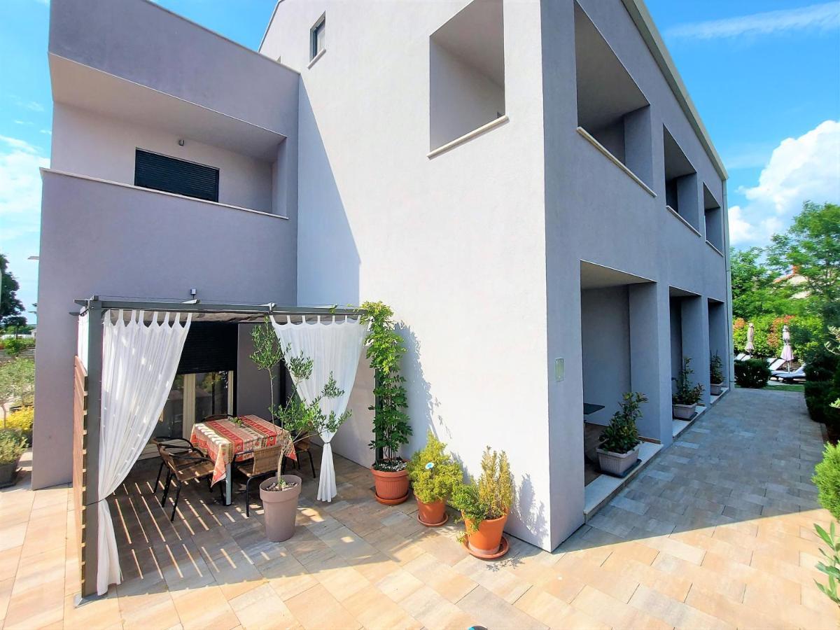 Rooms And Apartments Istrasoley Бале Екстериор снимка