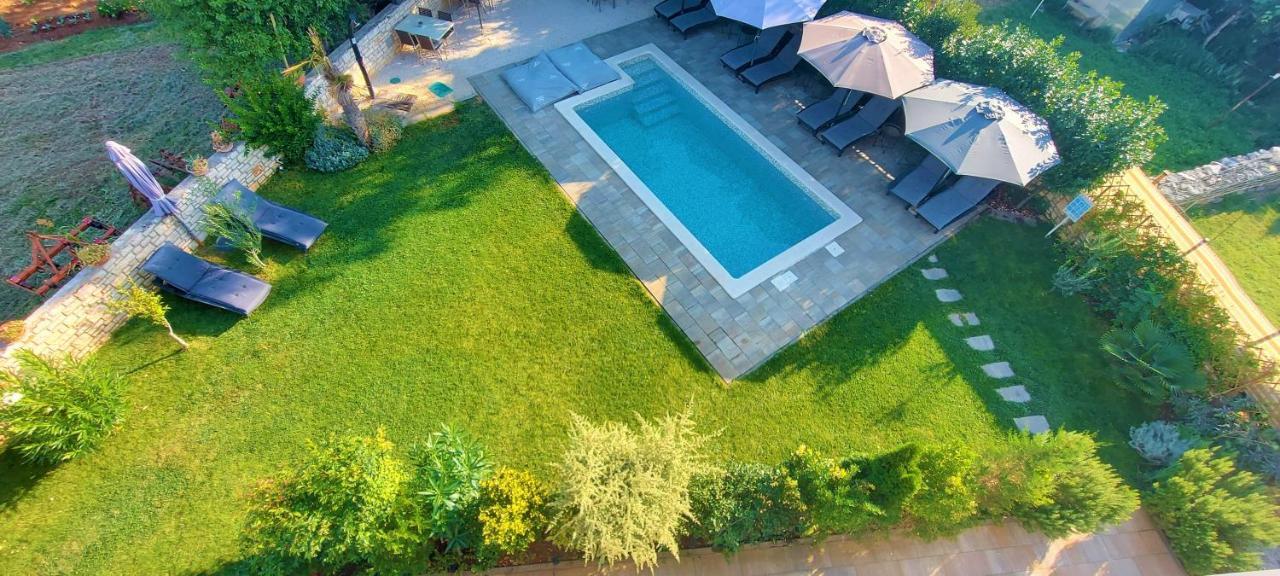 Rooms And Apartments Istrasoley Бале Екстериор снимка