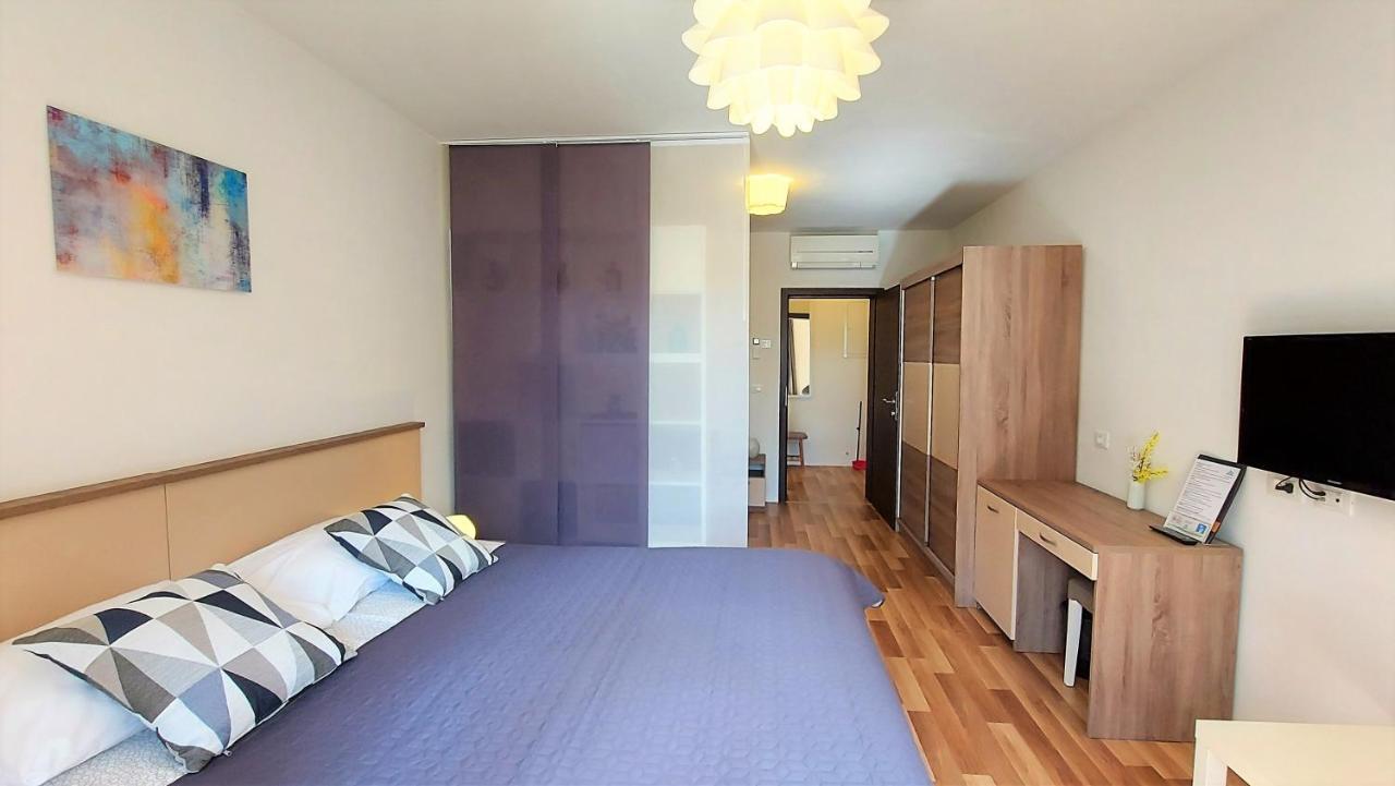 Rooms And Apartments Istrasoley Бале Екстериор снимка