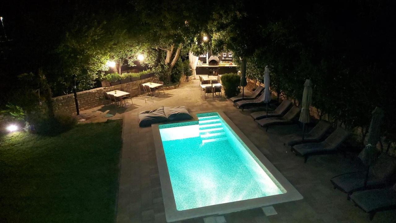 Rooms And Apartments Istrasoley Бале Екстериор снимка