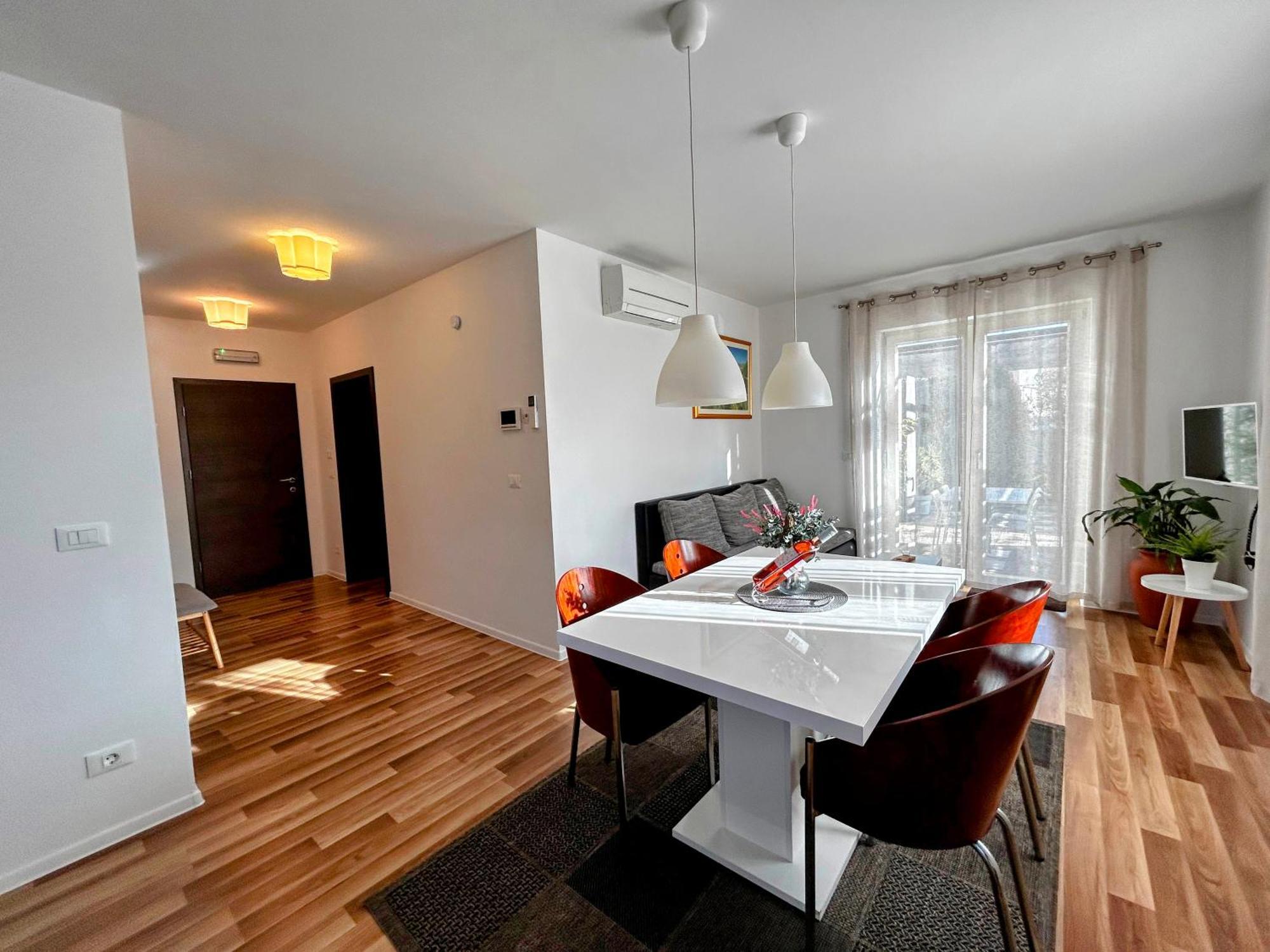 Rooms And Apartments Istrasoley Бале Екстериор снимка