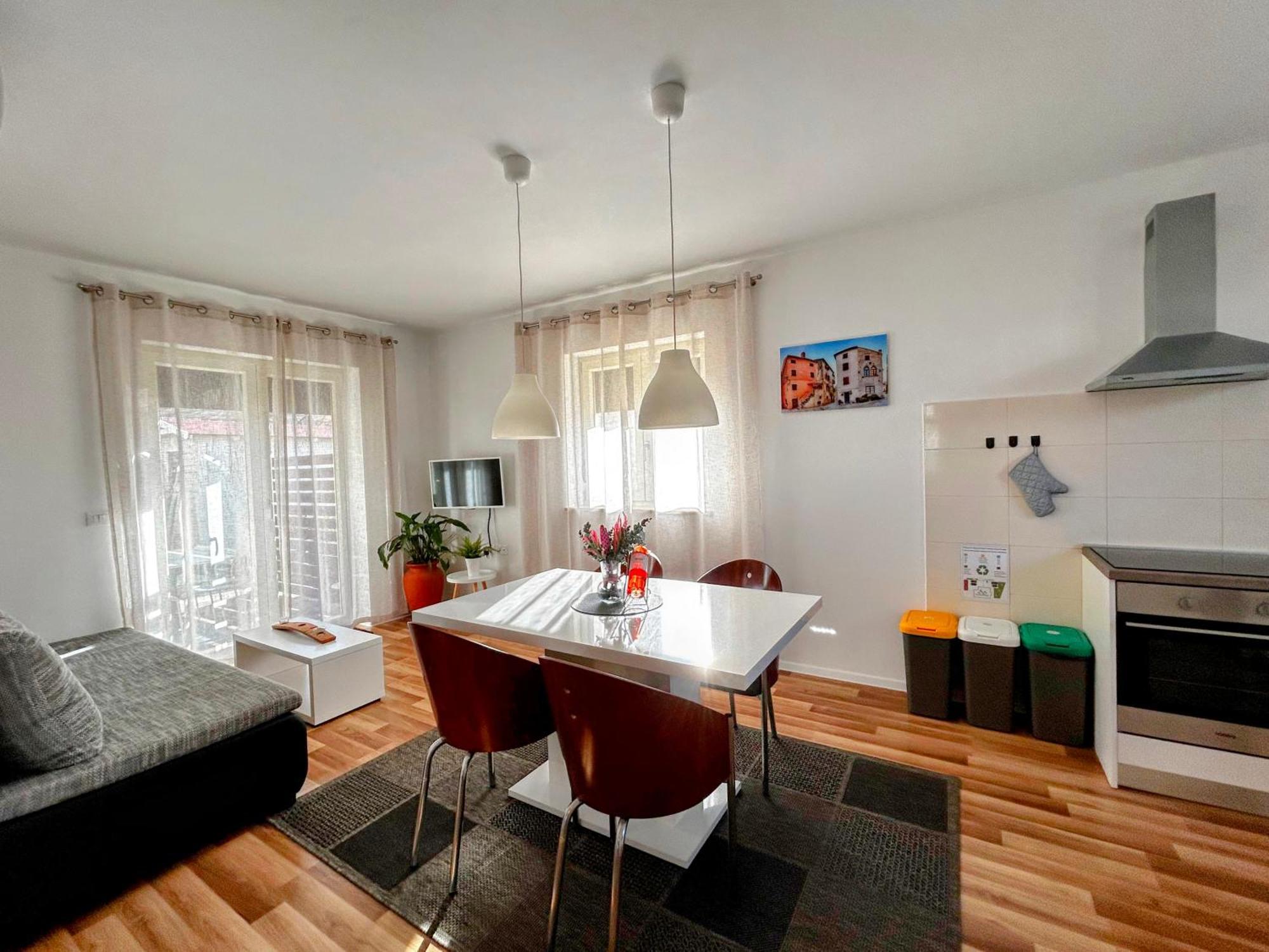 Rooms And Apartments Istrasoley Бале Екстериор снимка