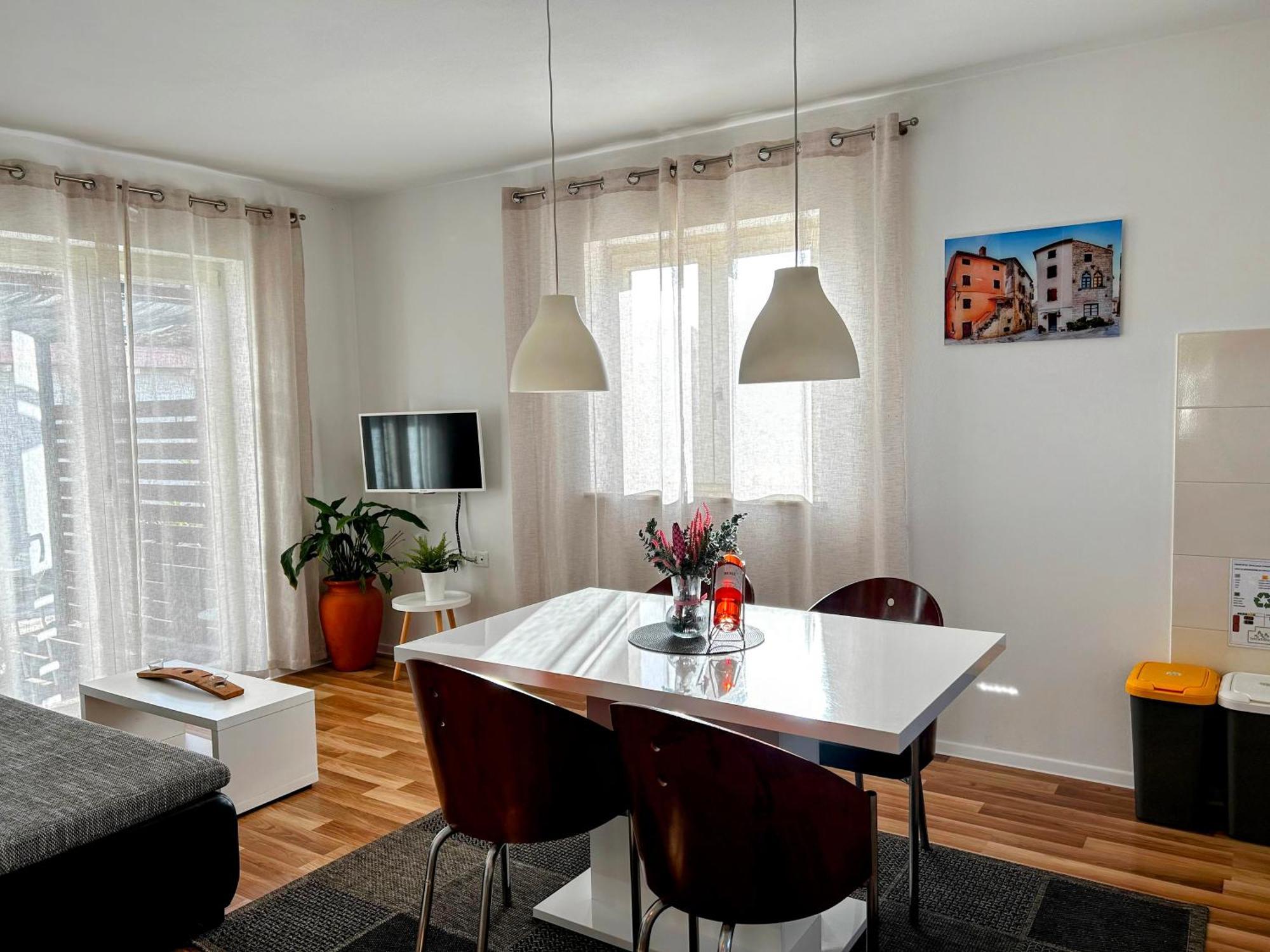 Rooms And Apartments Istrasoley Бале Екстериор снимка