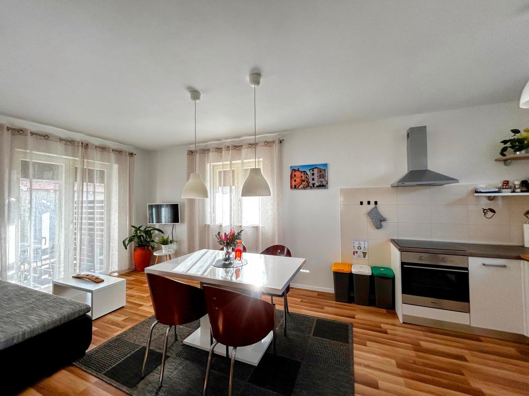 Rooms And Apartments Istrasoley Бале Екстериор снимка