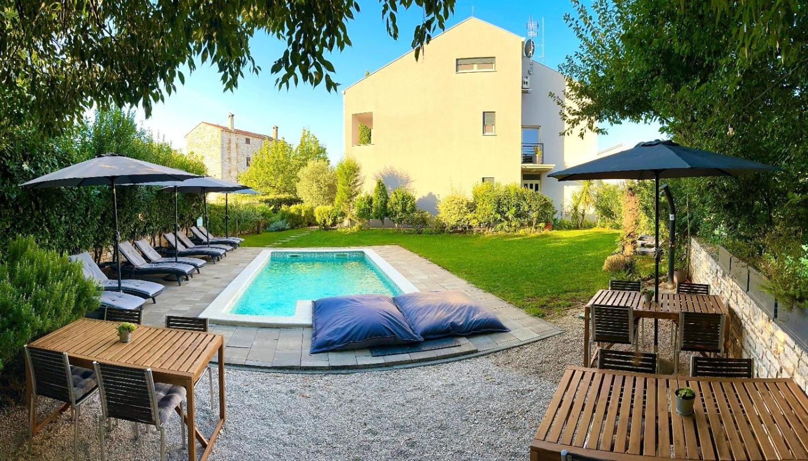 Rooms And Apartments Istrasoley Бале Екстериор снимка