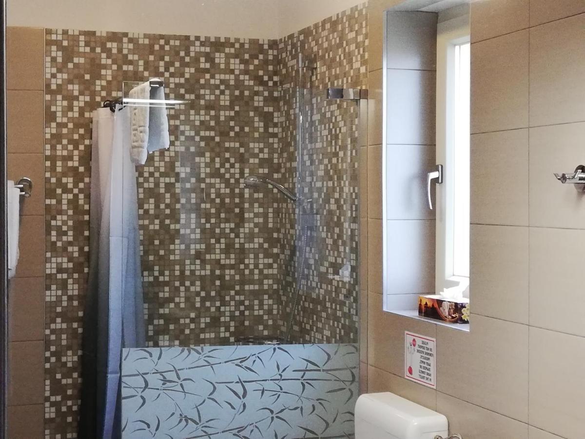 Rooms And Apartments Istrasoley Бале Екстериор снимка